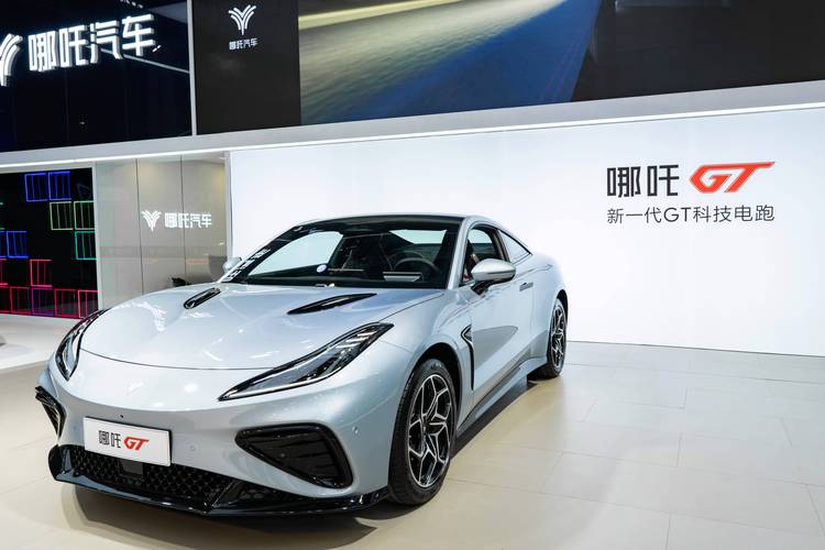 佛山15哪吒汽车在智能汽车领域的表现，领途汽车在新能源汽车市场中的影响力